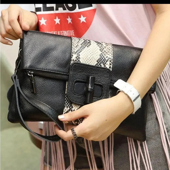 LOOK LOVE LUST FOLD UP VEGAN CONVERTIBLE SHOULDER BAG/CLUTCH BLACK/ SNAKE TRIM - Picture 7 of 7